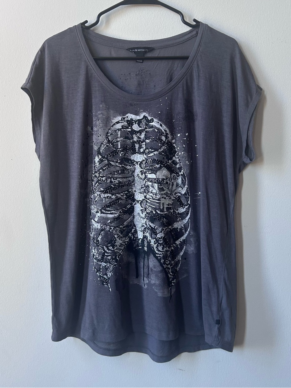 Rock & Republic Gray Short Sleeve Tee with White Ribcage Graphic